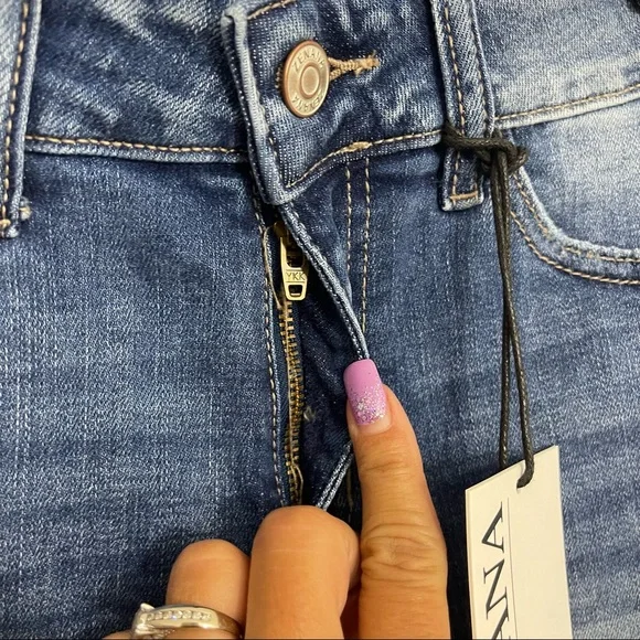 NWT Zenana Medium Wash Denim High Rise Raw Hem Shorts - Picture 4 of 8